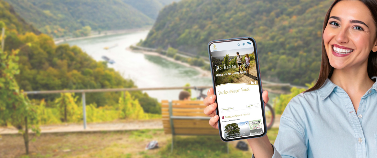 Eine junge Frau hat die neue Loreley-Website mit ihrem Smartphone aufgerufen