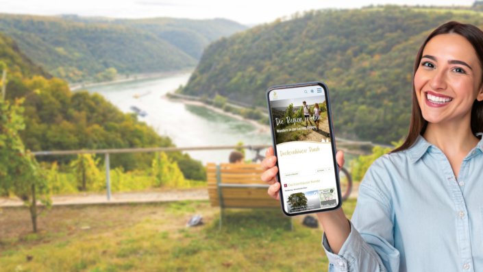 Wikinger kapern die Loreley! Eine junge Frau hat die neue Loreley-Website mit ihrem Smartphone aufgerufen
