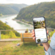Eine junge Frau hat die neue Loreley-Website mit ihrem Smartphone aufgerufen