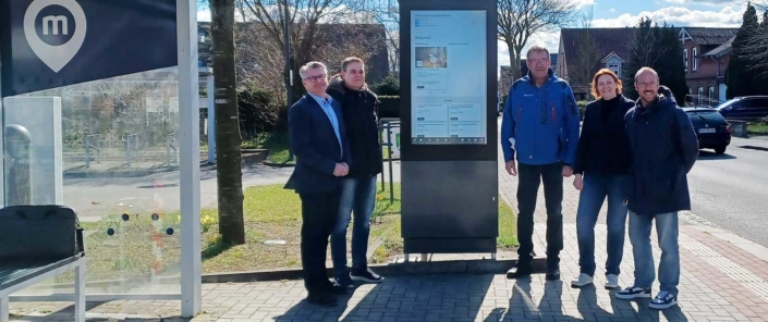 Digitaler-Informationskasten-für-die-Gemeinde-Borgstedt Gruppenbild vor dem Digitalen Informationskasten der Gemeinde Borgstedt