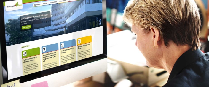Intranet Nürnberger Land Eine Frau betrachtet das Intranet Nürnberger Land am Monitor