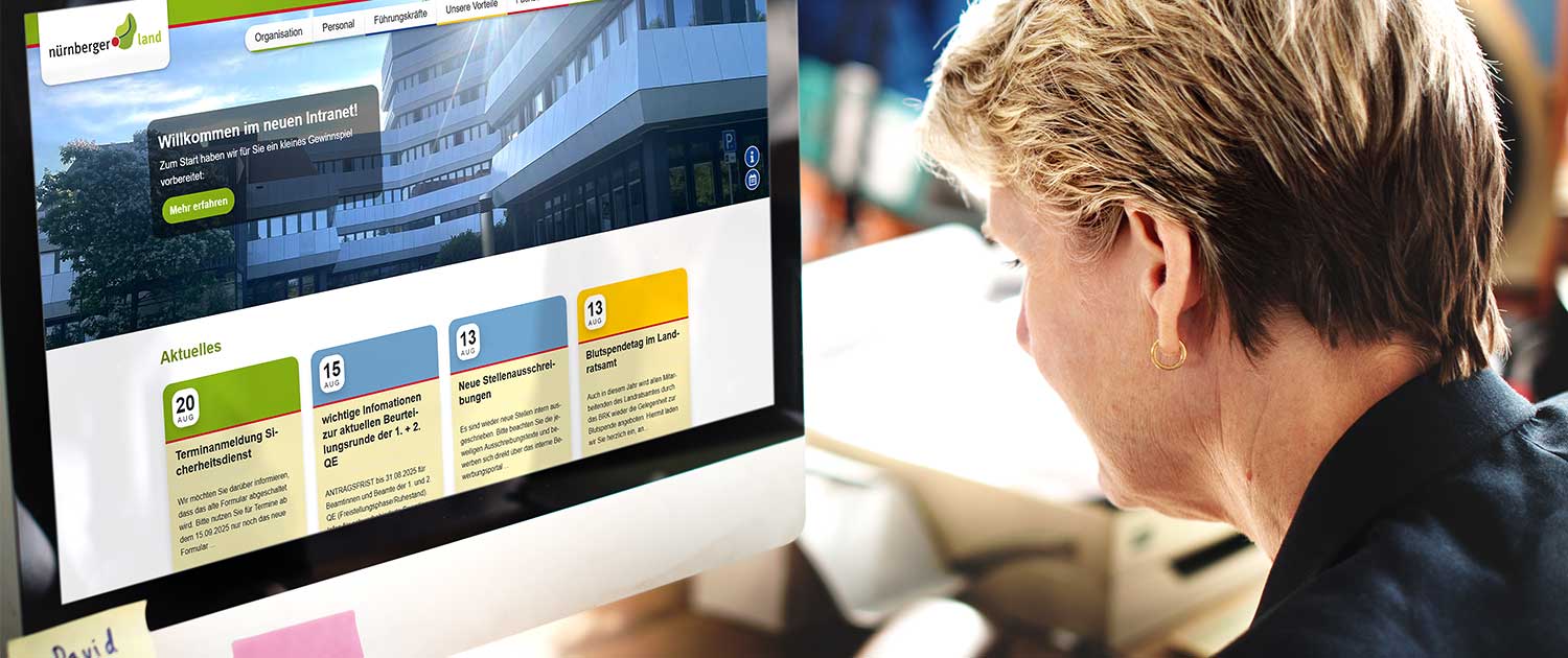 Eine Frau betrachtet das Intranet Nürnberger Land am Monitor