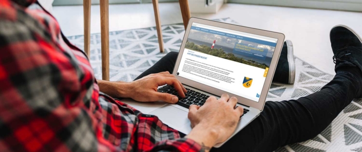 Website des Amtes Geltinger Bucht auf Laptop