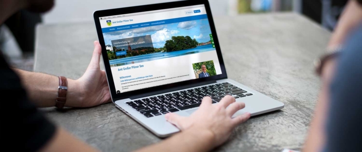 neue Website des Amtes Großer Plöner See auf einem Laptop