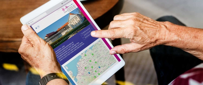 musikakademien Website der Bundes- und Landesmusikakademien auf einem Tablet